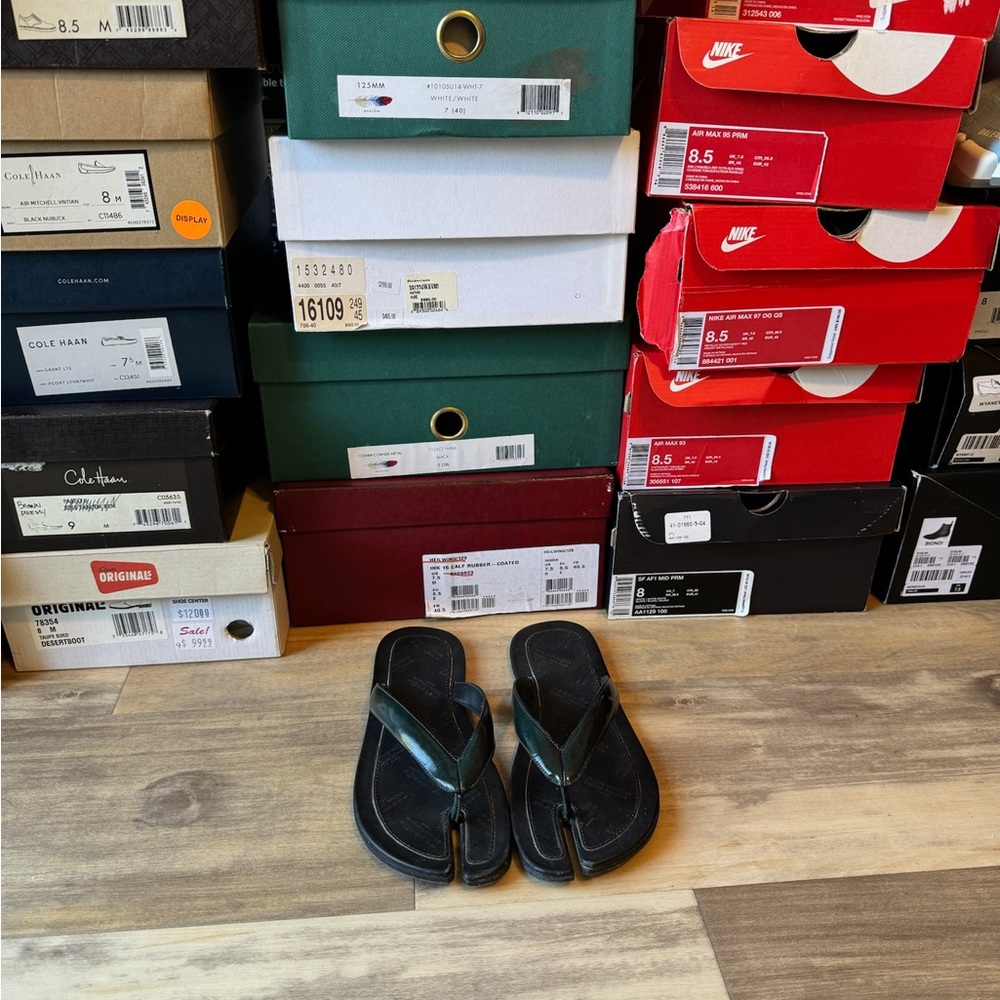 Maison Margiela Tabi Flip Flop. Green. $100